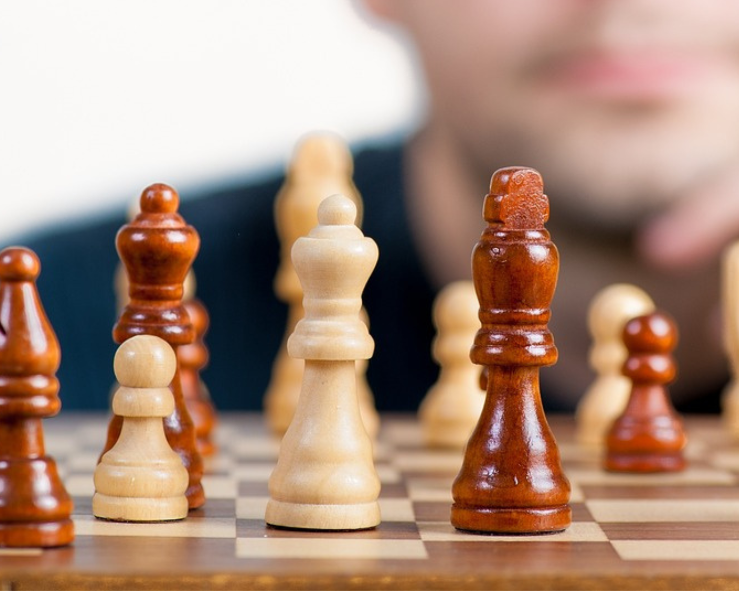 Homme devant échiquier représentant la stratégie